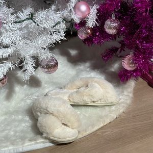 White furry criss-cross slippers ✨🎄